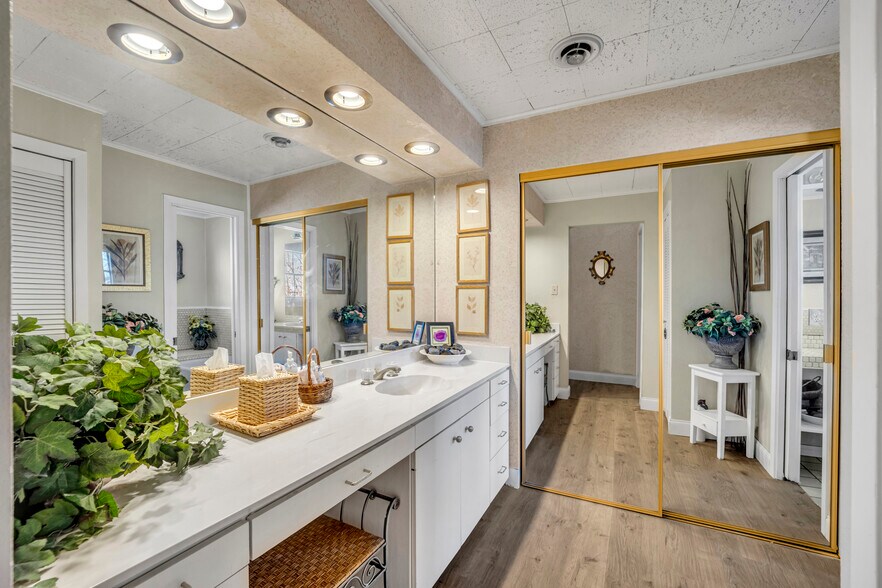 More Photos Of 808 W Abram St, Arlington Freestanding For Sale