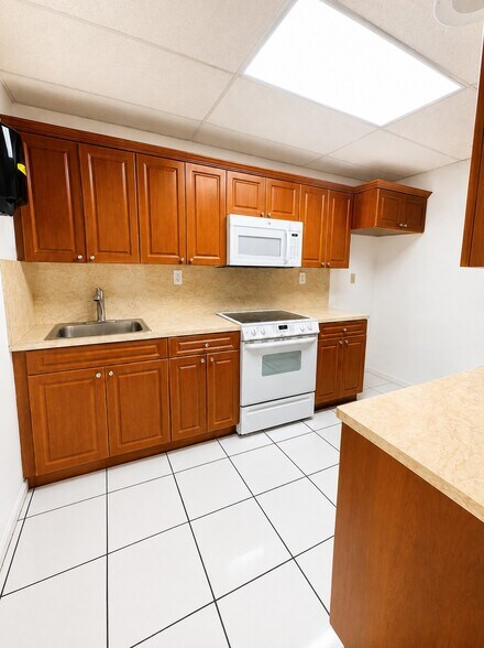 More Photos Of 3100 NW 72nd Ave, Miami Warehouse For Sale