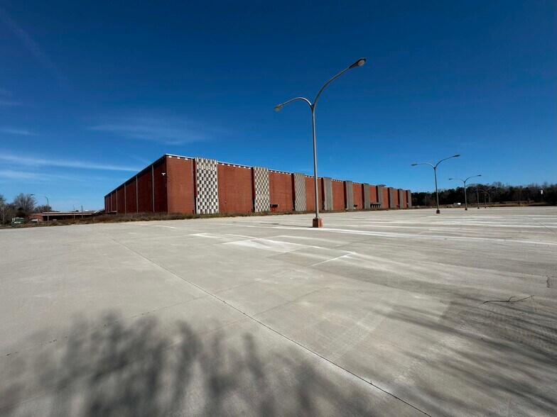 More Photos Of 5200 S Main St, Salisbury Industrial For Sale