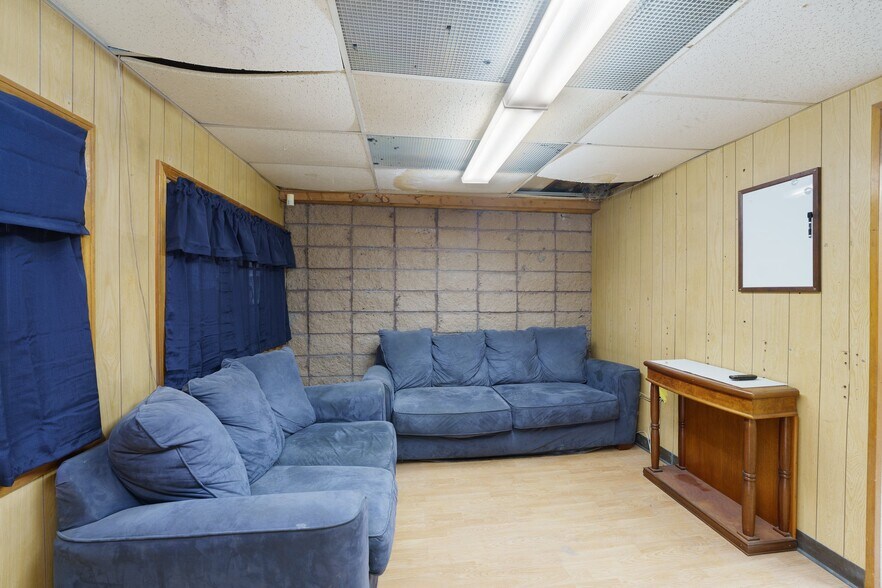 More Photos Of 15 York Ave, Pawtucket Auto Repair For Sale