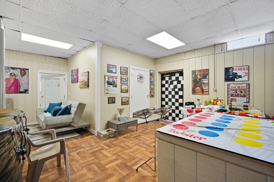 More Photos Of 218 Saint James Blvd, Springfield Storefront Retail Office For Lease