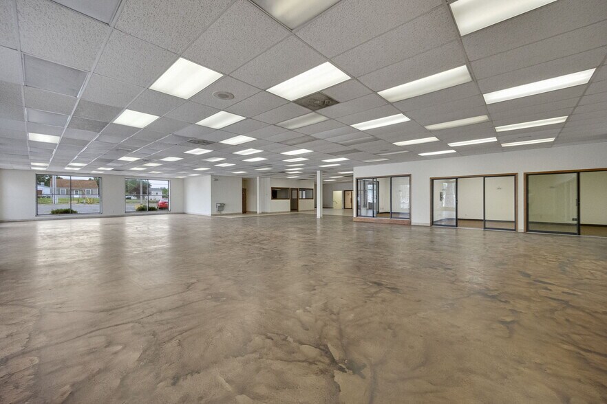 More Photos Of 610 Sainte Genevieve Dr, Sainte Genevieve Auto Dealership For Sale