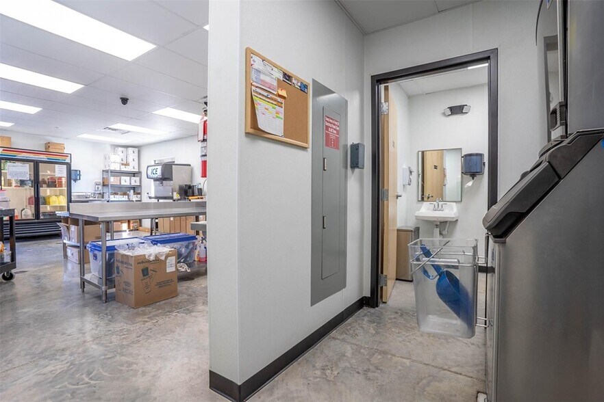 More Photos Of 330 NW John Jones Dr, Burleson General Retail For Sale