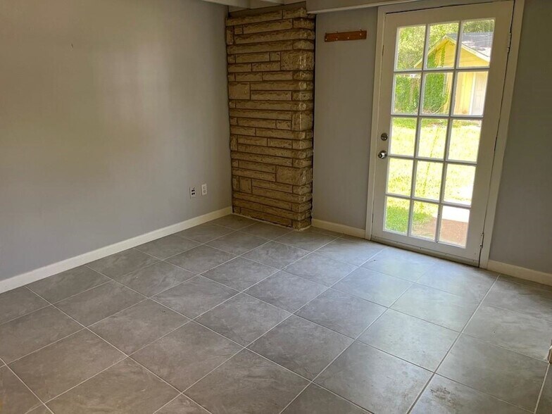 More Photos Of 1007 Meyer St, Sealy Multifamily For Sale