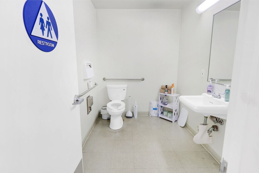More Photos Of 812 Court St, Woodland Office For Sale