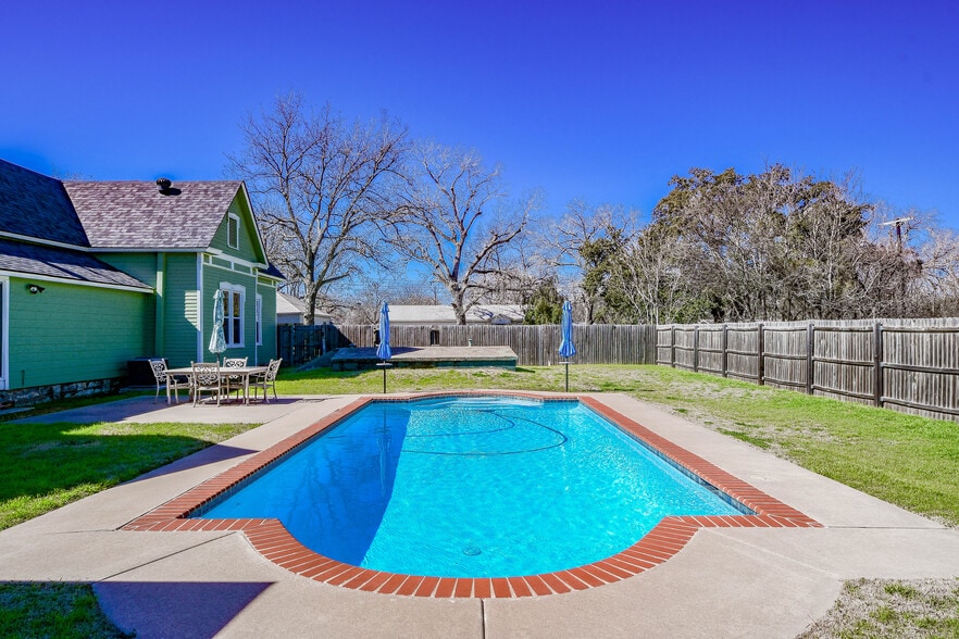 More Photos Of 512 N Travis St, Granbury Hospitality For Sale