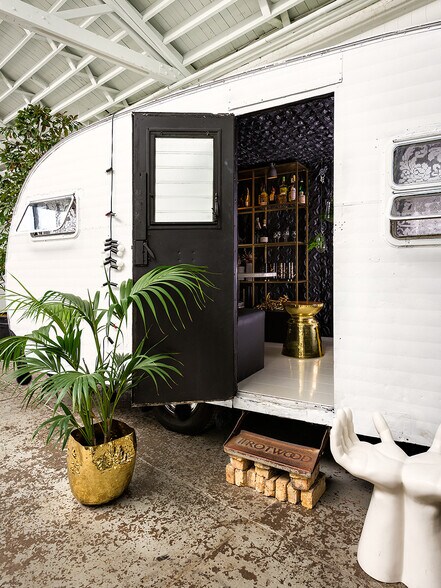 More Photos Of 3146 W Chicago Ave, Chicago Showroom For Sale