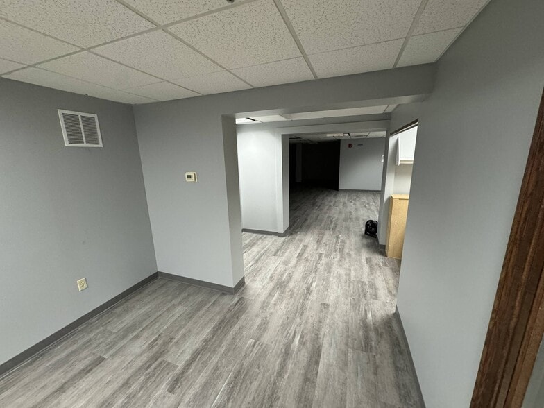 More Photos Of 2020 Front St, Cuyahoga Falls Office Residential For Lease