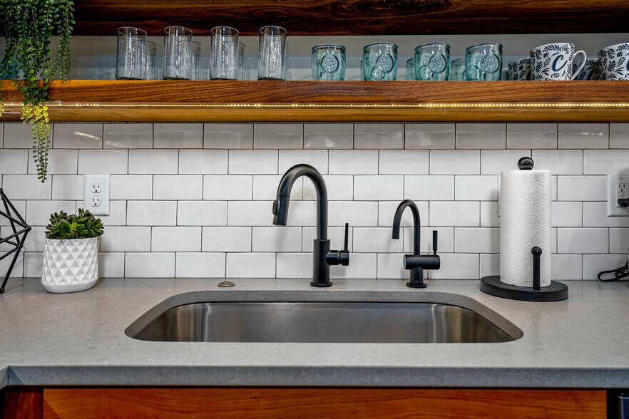 More Photos Of 144 S Main St, Independence Storefront Retail Office For Sale