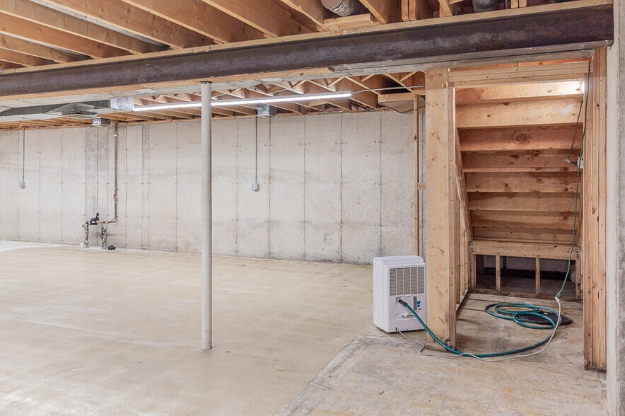 More Photos Of 104 S Main St, Marion Office For Sale