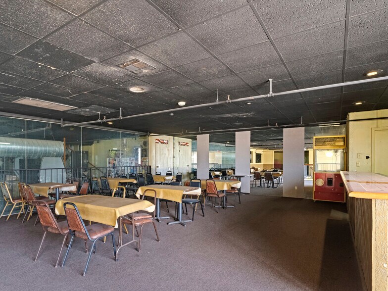 More Photos Of 1508 SE 25th St, Oklahoma City Bar For Sale