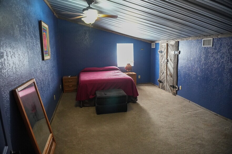 More Photos Of 1122 Douglas Ave, Beaver Hotel For Sale