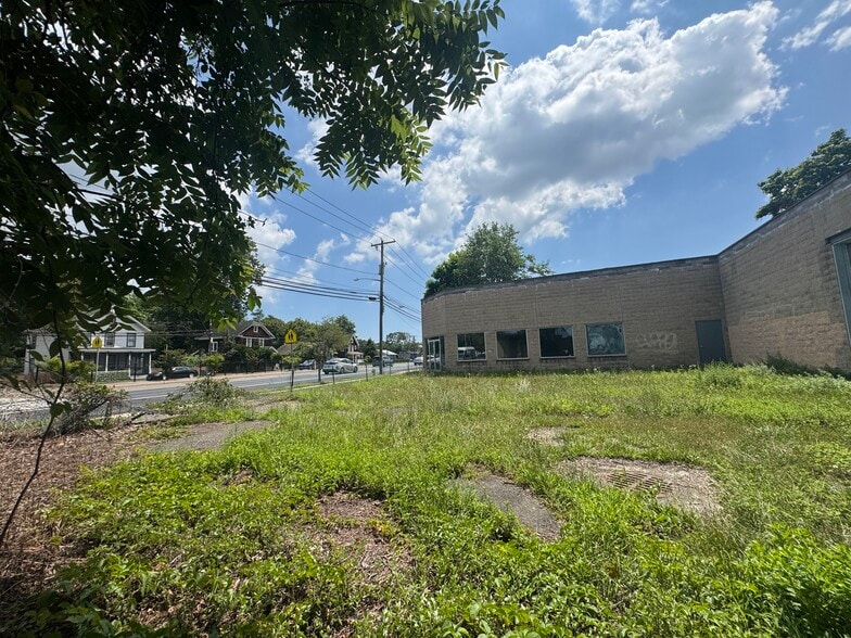 More Photos Of 566 Broadway, Amityville Showroom For Sale