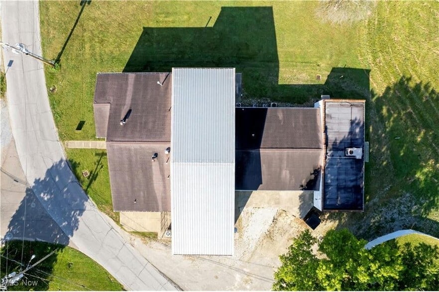 More Photos Of 390 E Wood St, Shreve Flex For Sale