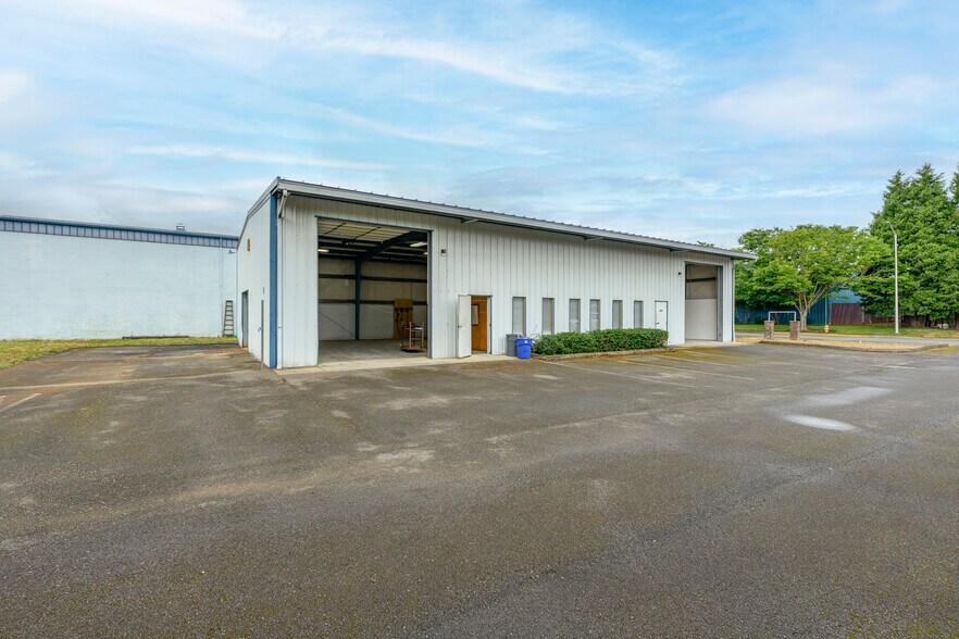 More Photos Of 2710 E Hancock St, Newberg Light Distribution For Lease