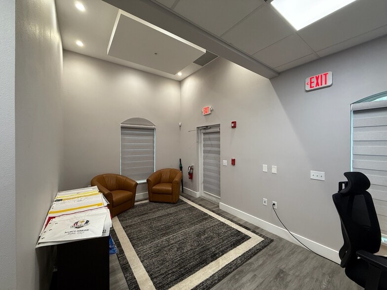 More Photos Of 2856-2868 University Pky, Sarasota Medical For Lease