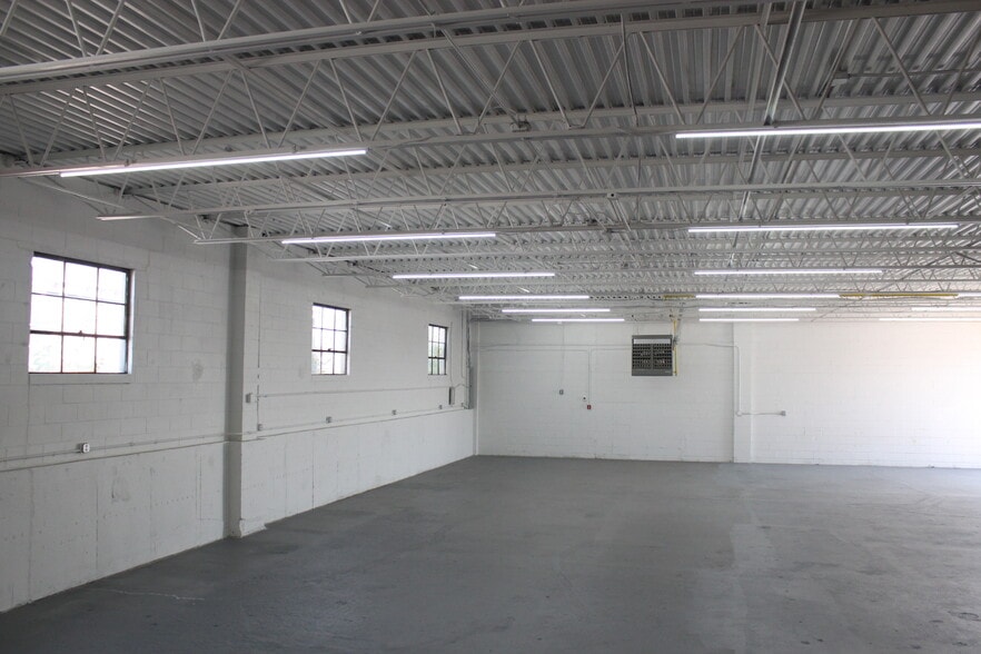 More Photos Of 172 Cabot St, West Babylon Warehouse For Lease