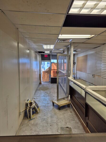 More Photos Of 5-7 W Patapsco Ave, Baltimore Bar For Lease