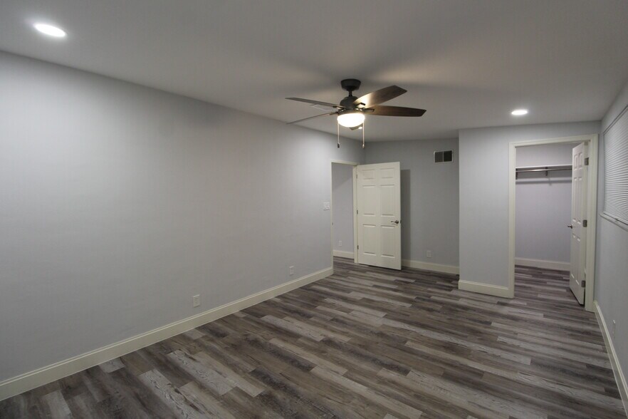 More Photos Of 1662 Independence Blvd, Sarasota Industrial For Sale