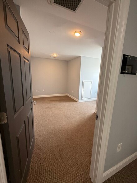 More Photos Of 7 Brendan Way, Greenville Storefront Retail Office For Lease