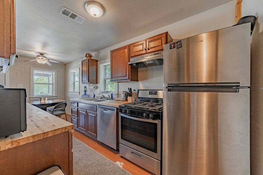 More Photos Of 95 Loma Ln, Fredericksburg Showroom For Sale