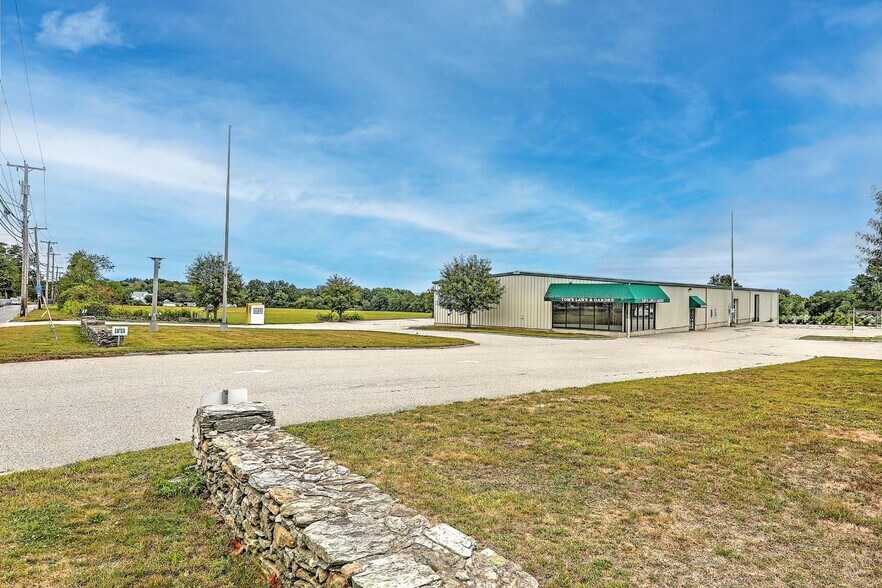 More Photos Of 1055 E Main Rd, Portsmouth Warehouse For Lease