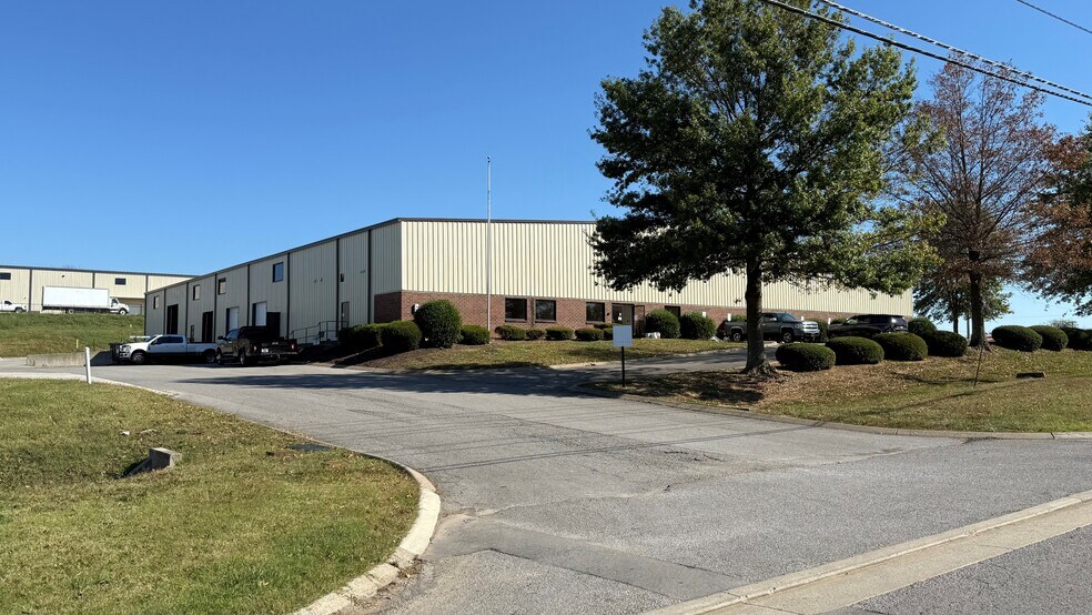 Primary Photo Of 1365 Gateway Dr, Gallatin Warehouse For Lease