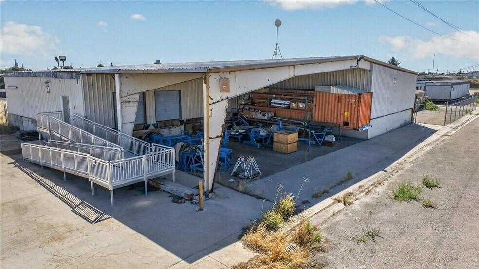 More Photos Of 925 M St, Firebaugh Manufacturing For Sale