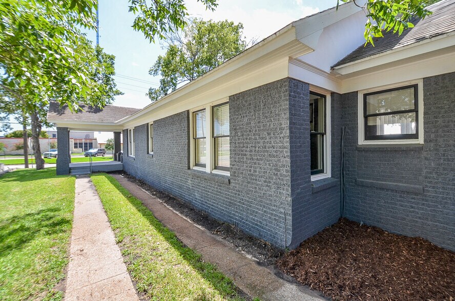 More Photos Of 404 W Main St, Bellville Office Residential For Sale