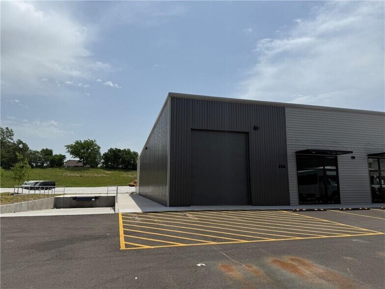 More Photos Of 164 Grading Ln, Cave Springs Flex For Lease