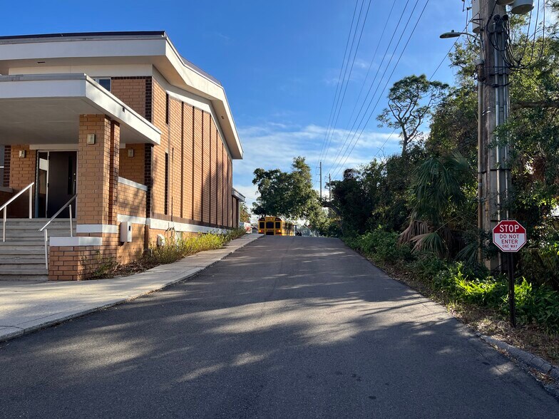 More Photos Of 6612 Arlington Expy, Jacksonville Schools For Lease