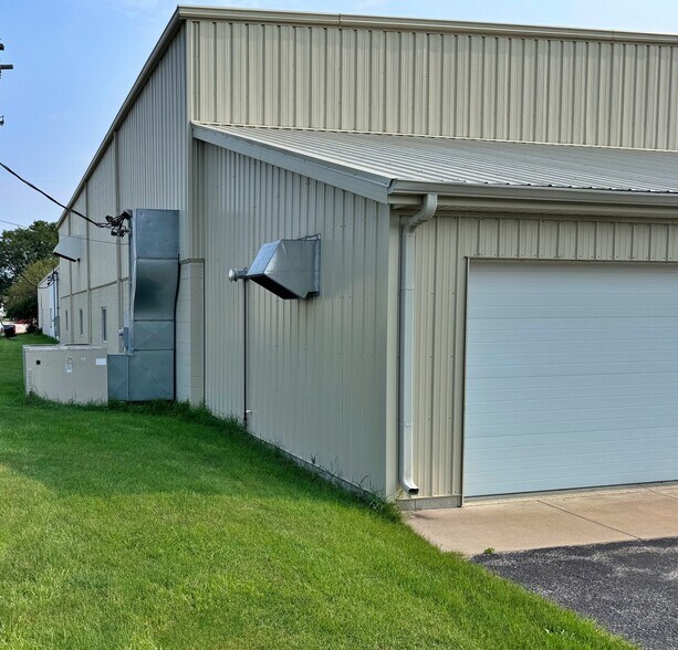More Photos Of 5191 27th Ave, Rockford Manufacturing For Lease