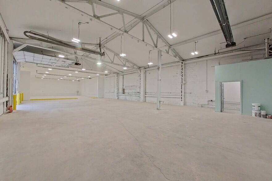 More Photos Of 3108 E Bristol Rd, Burton Warehouse For Lease