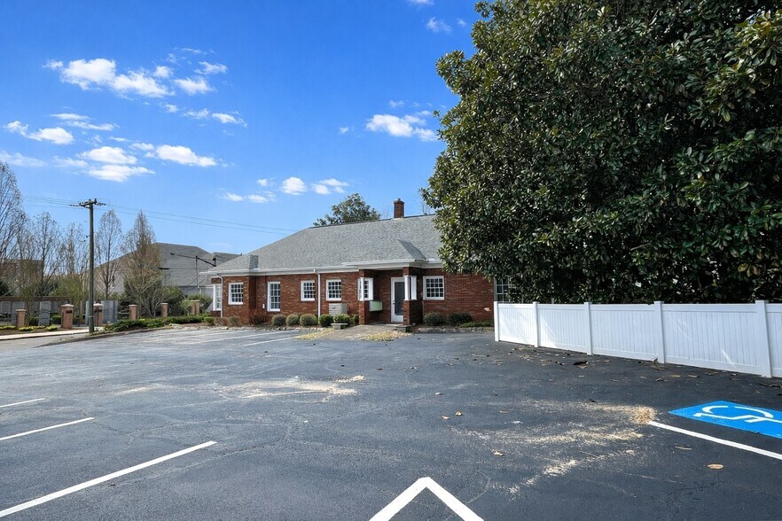 More Photos Of 315 Academy St NE, Gainesville Office For Lease