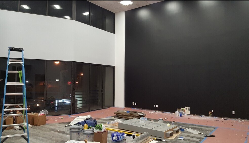 More Photos Of 18580 Ventura Blvd, Tarzana Loft Creative Space For Lease