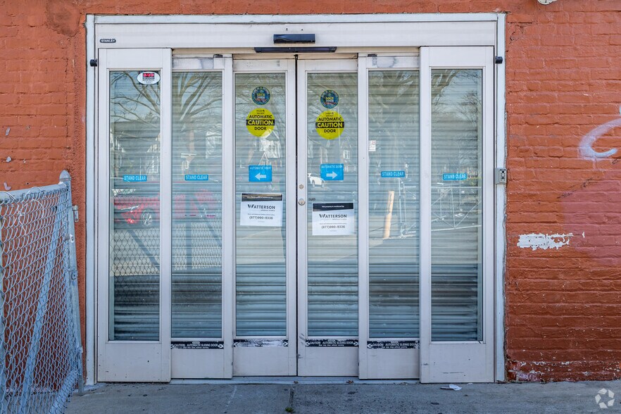 More Photos Of 17221 46th Ave, Flushing Freestanding For Lease