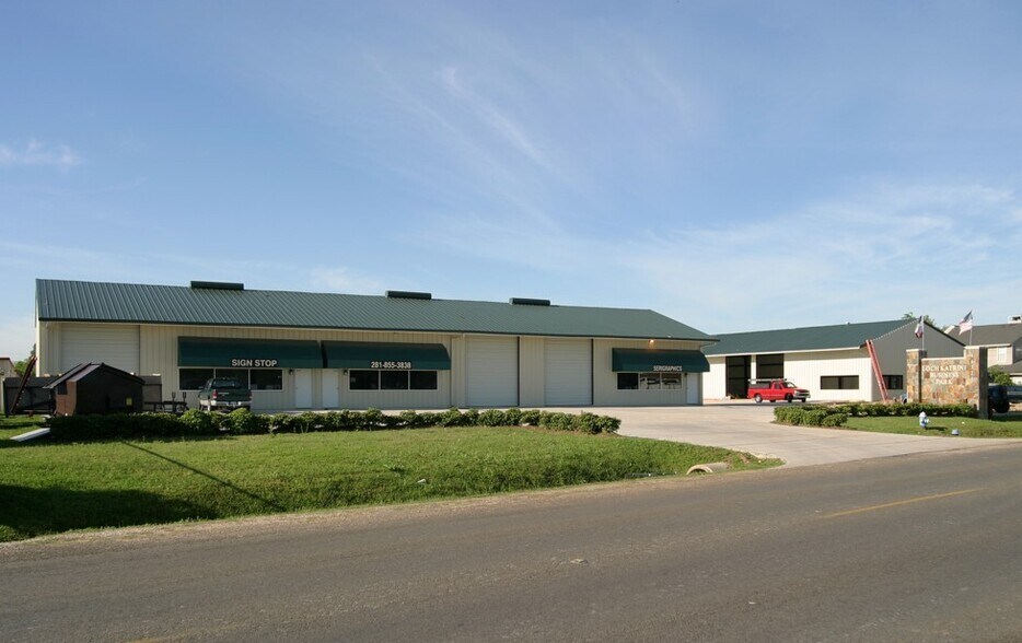 More Photos Of 16321 Loch Katrine Ln, Houston Warehouse For Lease