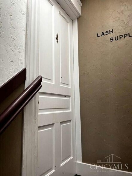 More Photos Of 1590 W Galbraith Rd, Cincinnati Office For Sale