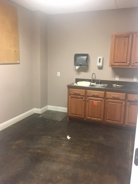 More Photos Of 455 E Parkview St, Dyersburg Office For Sale