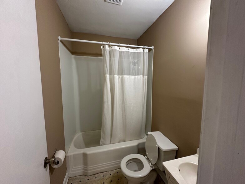 More Photos Of 3818 Summer Ave, Memphis Freestanding For Sale