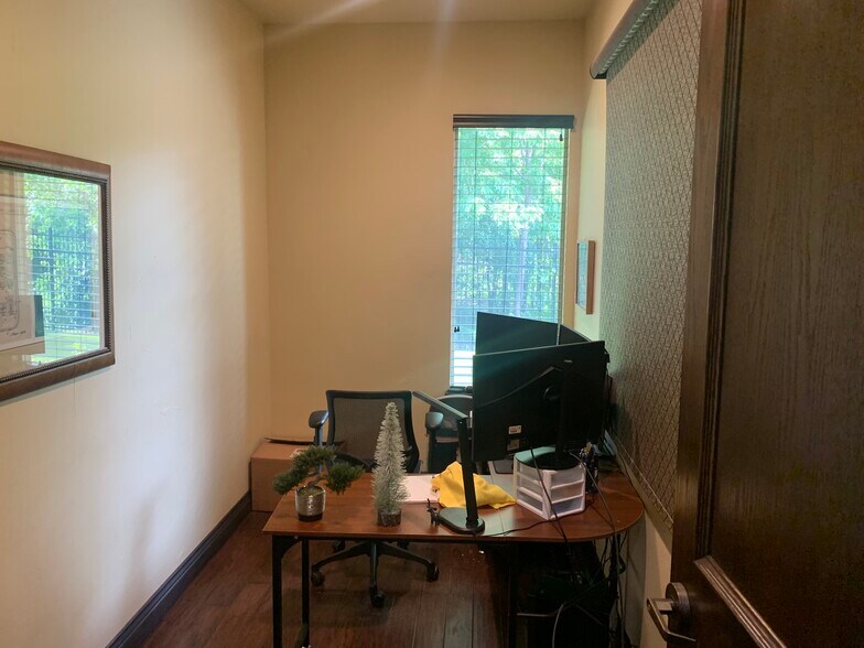 More Photos Of 4602 Park Springs, Arlington Loft Creative Space For Sale