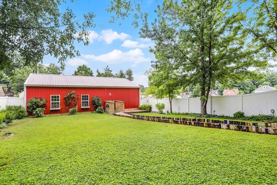 More Photos Of 504 W 5th St, Washington Hospitality For Sale