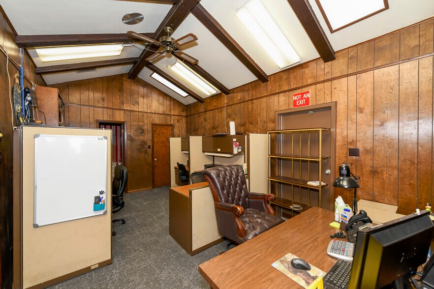 More Photos Of 13039 Nacogdoches Rd, San Antonio Veterinarian Kennel For Sale