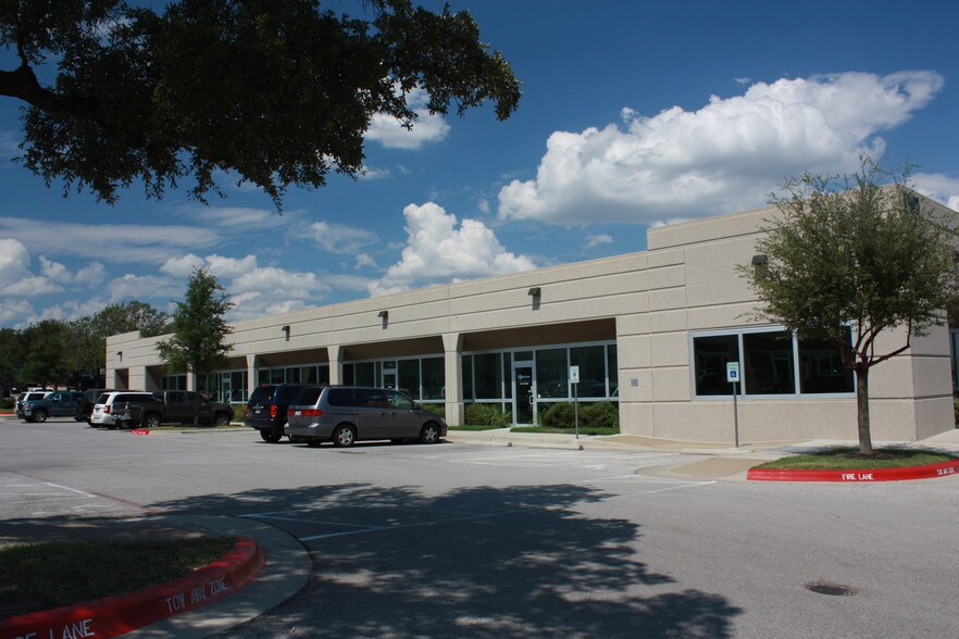More Photos Of 1101 Arrow Point Dr, Cedar Park Flex For Lease