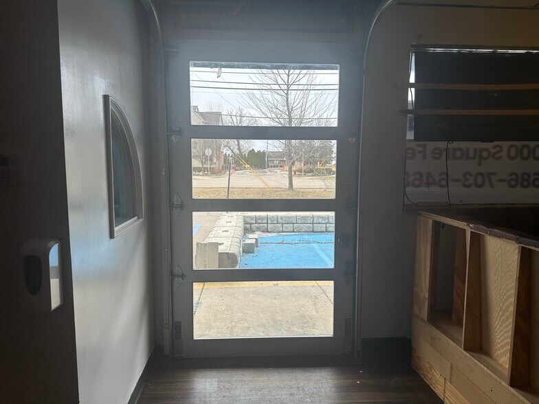 More Photos Of 1535-1537 Cass Lake Rd, Keego Harbor Freestanding For Lease