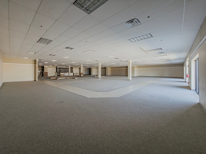 More Photos Of 640 E Washington Ave, Ashburn Freestanding For Sale