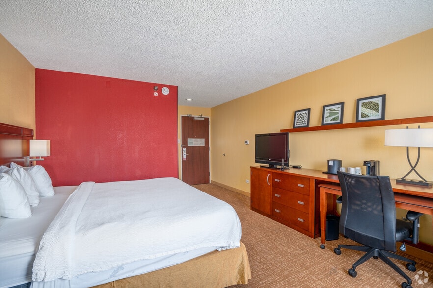 More Photos Of 2504 North Loop W, Houston Hotel For Sale