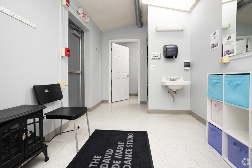 More Photos Of 10151-10155 Main St, Clarence Light Distribution For Sale