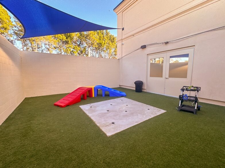 More Photos Of 2386 Florida Highway 426 Hwy, Oviedo Veterinarian Kennel For Sale