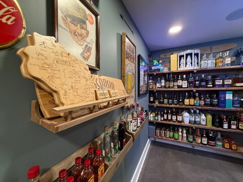 More Photos Of W4724 S Lakeshore Dr, Fontana-on-Geneva Lake Storefront For Sale